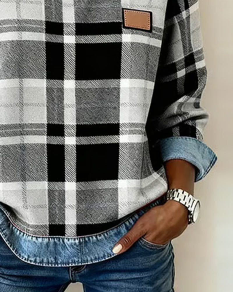 Anna & Julia® | Sweter w kratę z jeansowymi detalami