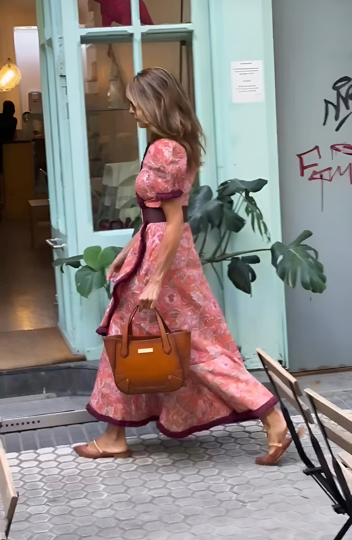 Anna & Julia® | Elegancka różowa sukienka maxi z krótkimi rękawami